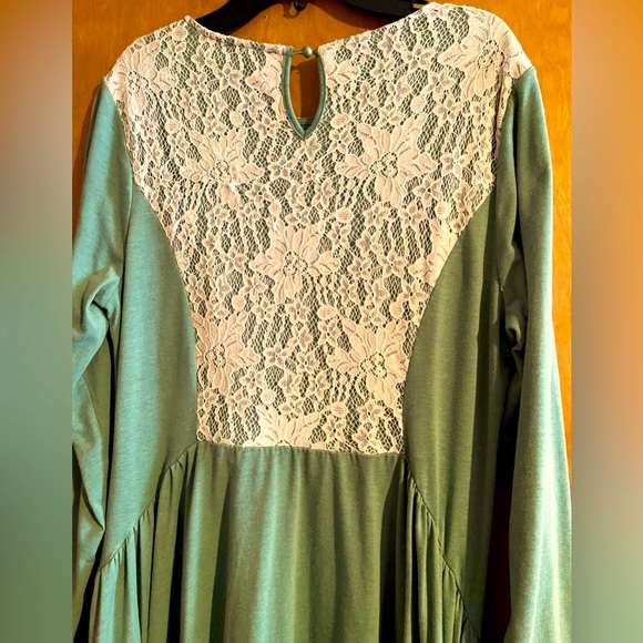 ❤️Asymmetrical Dress❤️Stunningly Beautiful❤️Women’s size Large❤️Lace & Pleats - Picture 4 of 4